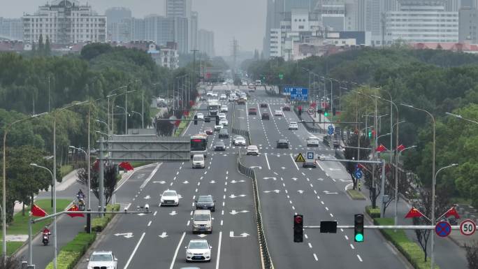 4K航拍昆山道路国庆节氛围