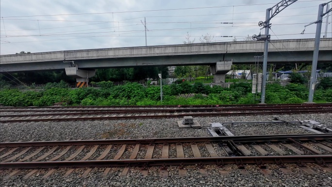 火车窗外的车站站台铁路线