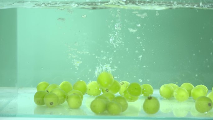 葡萄粒落入水中