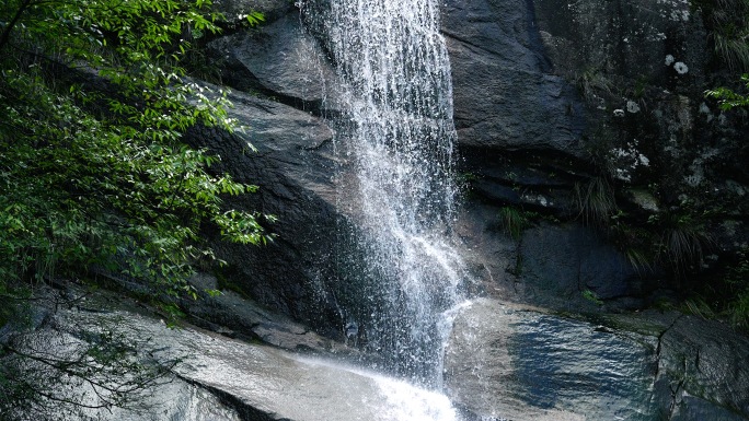 绿水青山瀑布溪流汇聚成河