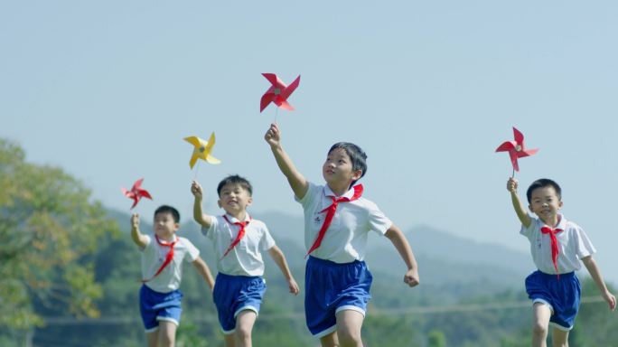 小孩草地奔跑 国庆节 六一儿童节快乐童年