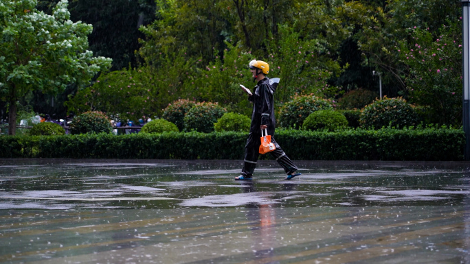 外卖师傅外卖小哥雨中送餐忙碌艰辛