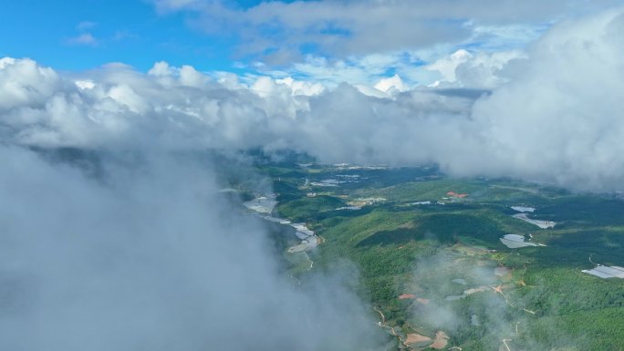 航拍云海下的村庄