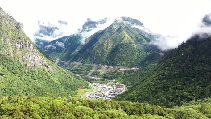 青山绿水 车流 房屋建筑