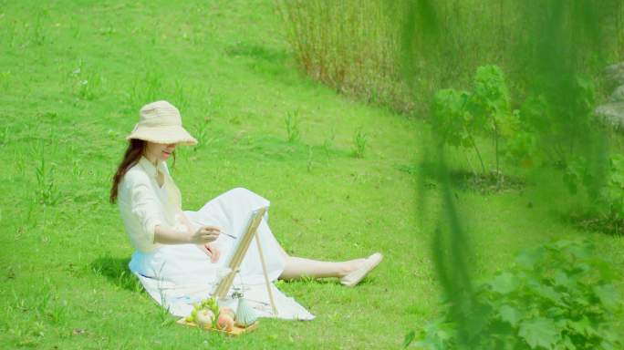 坐在草地画画的女性2