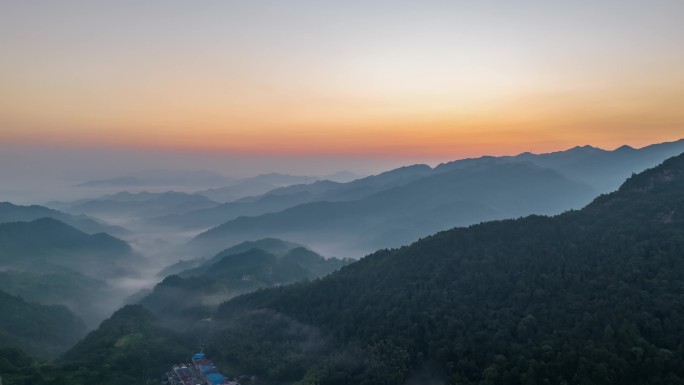 5K-黄昏下云雾缭绕的山区风光，绿水青山