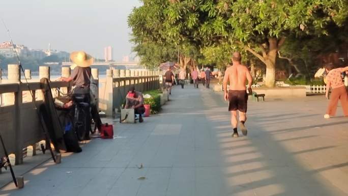 看日出早起江滨公园湖边散步晨运剪影运动