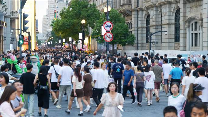 步行街 商业街 人流，繁华都市人来人往