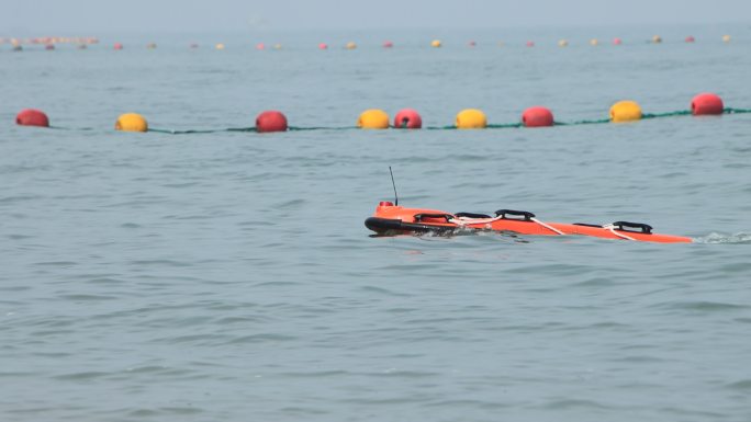 威海国际海水浴场海面上的无人救生机器人