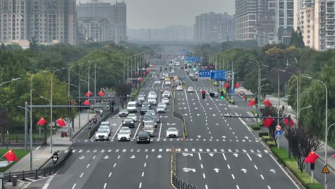 4K航拍昆山道路国庆节氛围