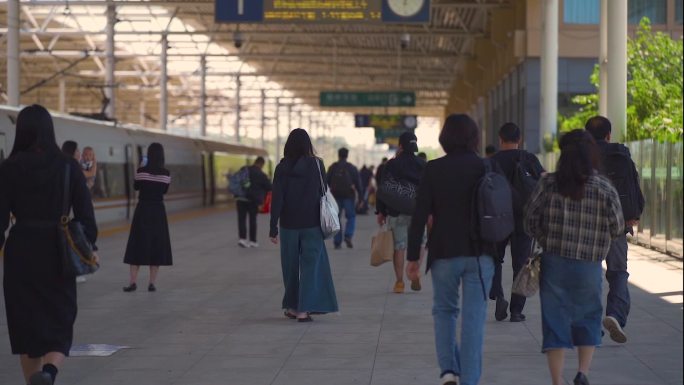 高铁 旅客 车站 站台  回家 中秋