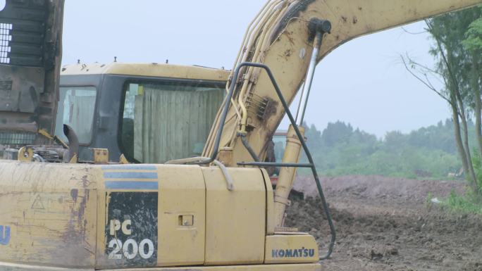 挖掘机开荒工地挖土机施工