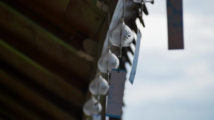 天空屋檐下随风飘动的风铃