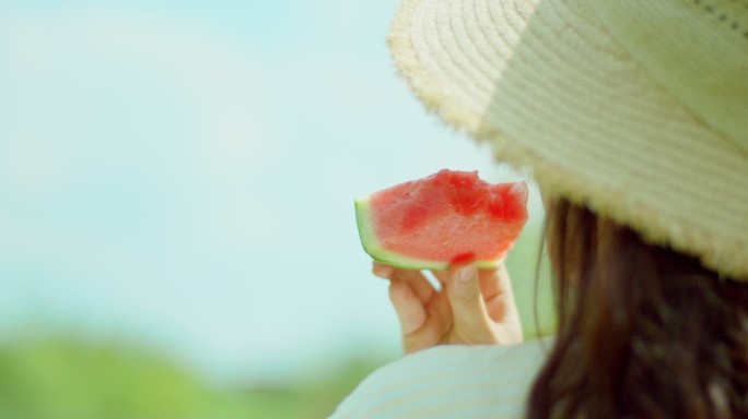 夏日 阳光 吃西瓜 女性 特写3