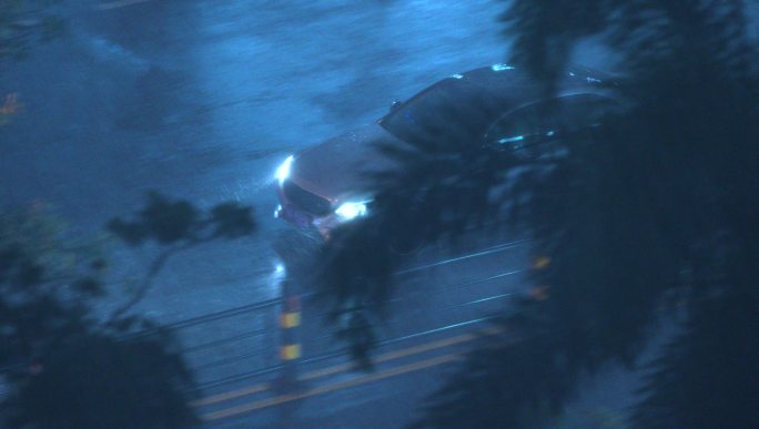 灰色轿车雨夜街景