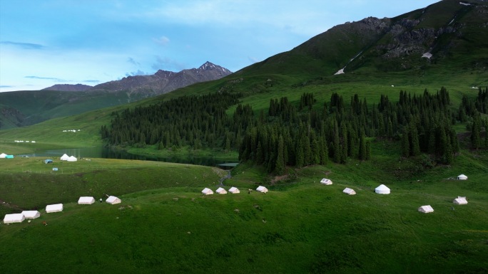 新疆伊犁雪山露营