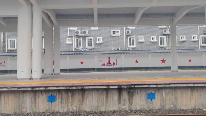 出站的高铁动车组窗外的遵义站
