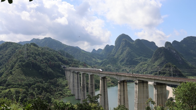 广西桂林高铁和谐号出站 驶出山洞