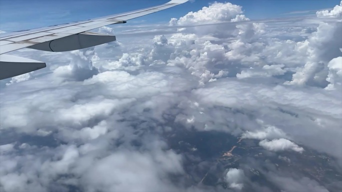 飞机窗外 4K 蓝天飞行 降落 穿过云层