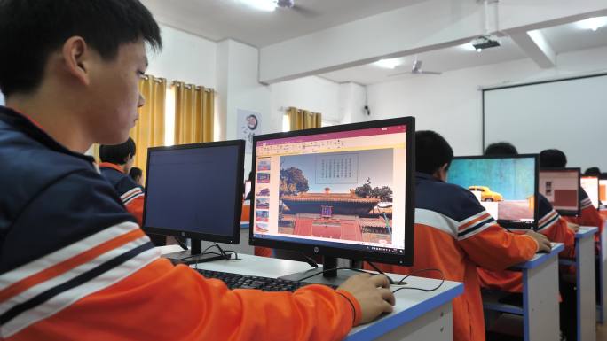 学生使用电脑  学生学习计算机