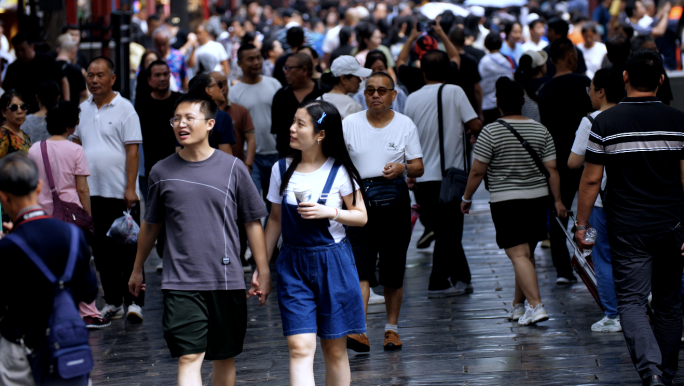 西安回民街人潮涌动人来人往