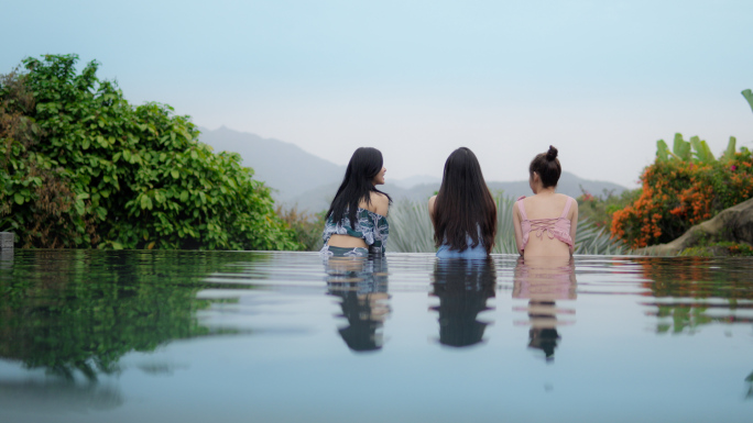 女孩泡温泉