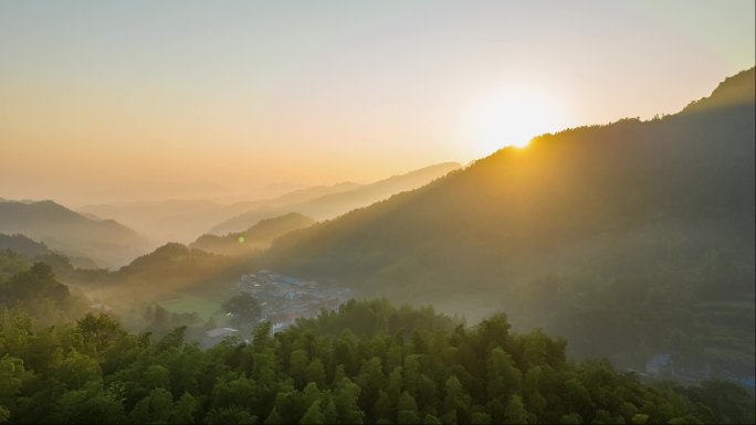 5K-清晨阳光下云雾笼罩的新农村山水村庄