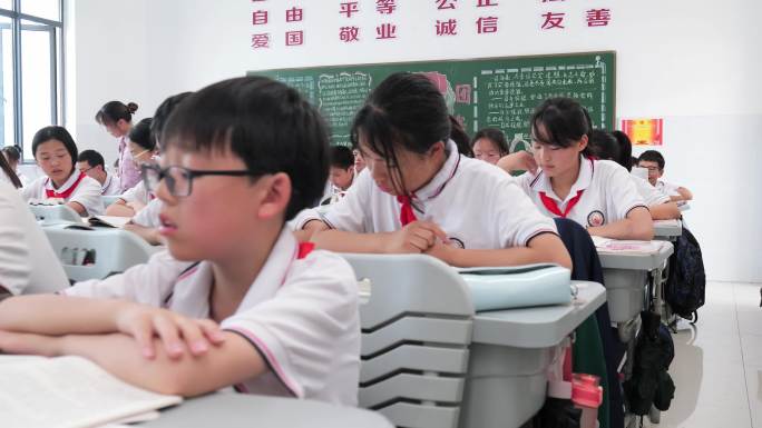 学生上课  学习  教室  老师教学生