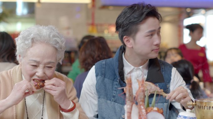 一家人吃海鲜 皮皮虾 自助餐厅宣传片