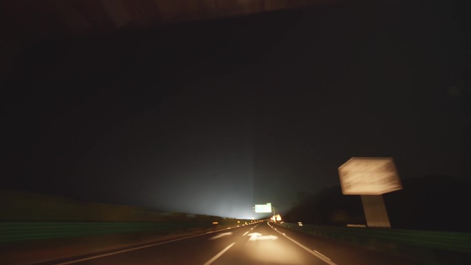 夜晚高速公路开车视角