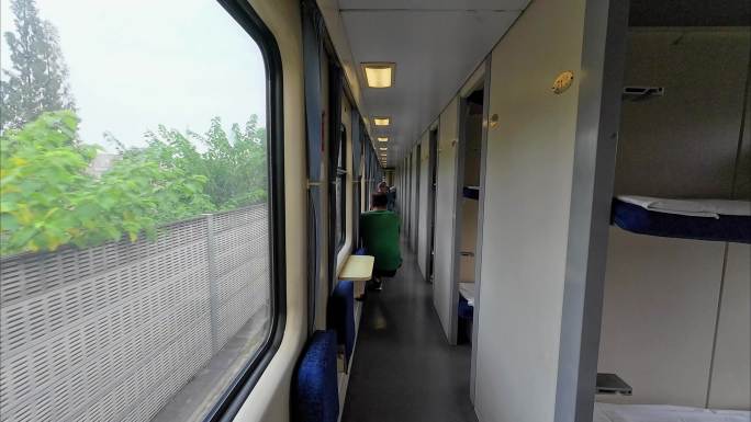 普速列车绿皮火车卧铺车厢窗外的风景