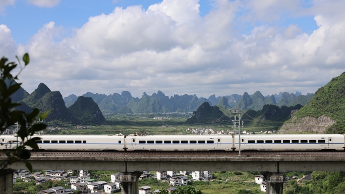 广西桂林高铁列车和谐号行驶进站出站
