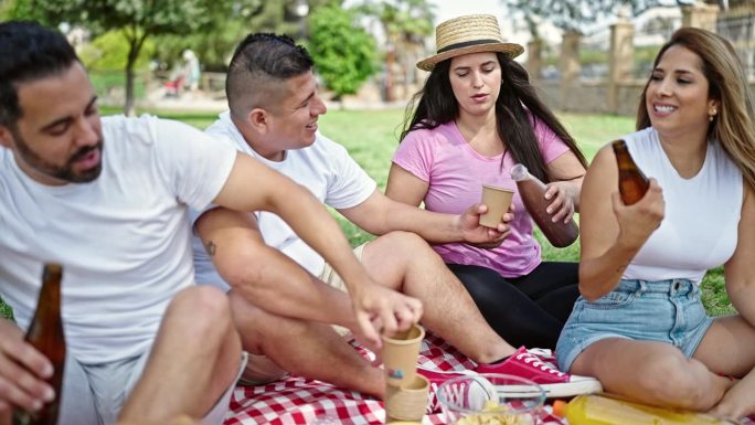 一群人坐在公园的草地上野餐