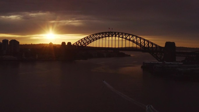 金色的冬日日出，悉尼海港大桥的背光