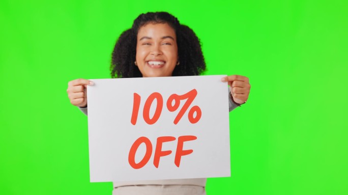 快乐的女人，脸或折扣标志在绿色屏幕上的广告海报，促销优惠或销售。肖像，广告牌或激动的女孩与文字，商业