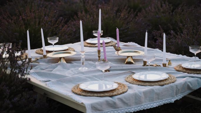 为您的假期、婚礼、生日和其他节日准备一套餐桌。