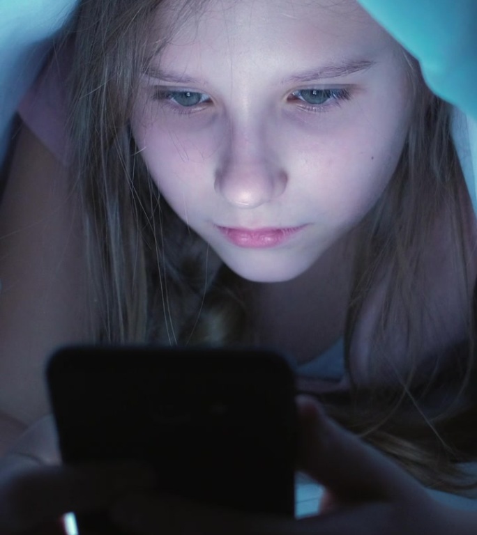 垂直儿童成瘾夜女孩智能手机