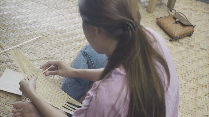 泰国清迈村民手工编织竹篮。