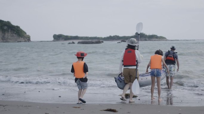 一个家庭准备独木舟冒险，他们带着独木舟去海边