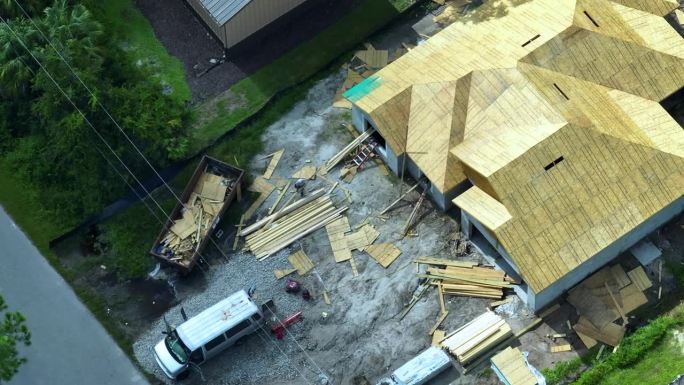 佛罗里达州宁静的乡村地区，正在建造的木质屋顶结构的私人住宅鸟瞰图。房地产开发理念