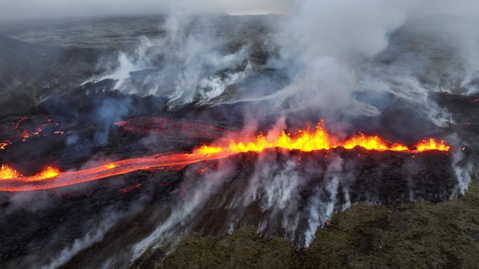 火山喷发，炽热炽热的熔岩从地面喷出，活火山火山口鸟瞰图