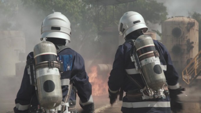 为消防队员、工业消防队员提供消防培训。炼油、管道、防护、团队合作、燃烧、工业。