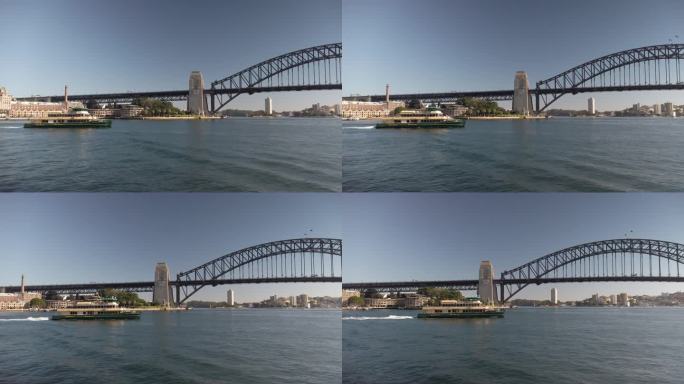 在悉尼港大桥的框架下，渡轮优雅地滑行在悉尼港上空