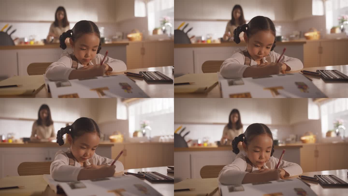 一个韩国小女孩坐在家里的餐桌旁，早上做作业，她的妈妈在背后做饭。女孩准备好上学了