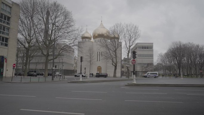 法国巴黎——圣三一大教堂引人注目的教堂复制了经典的俄罗斯拜占庭风格，有着金色的洋葱圆顶