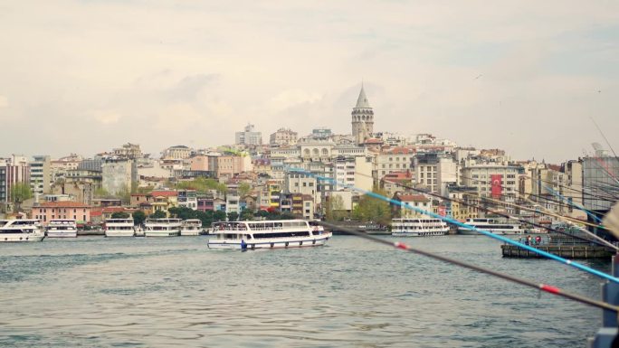 在伊斯坦布尔的加拉塔桥上钓鱼