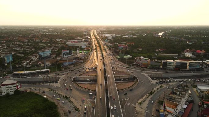 城市中的高速公路交汇处，鸟瞰图，高角度视图，日落时曼谷圆圈的俯视图