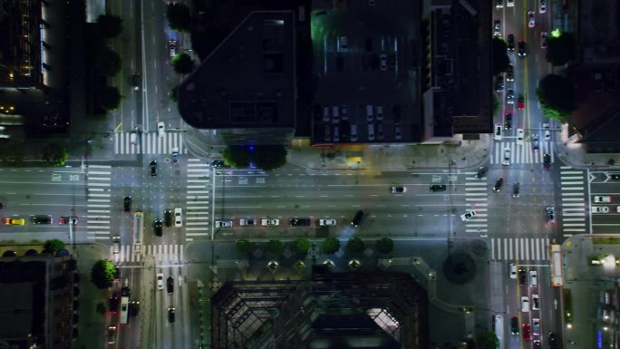 几条人行横道的鸟瞰图，人行横道上挤满了人和车辆。从高处俯瞰繁忙的城市夜景。摩天大楼。美国。用红色武器