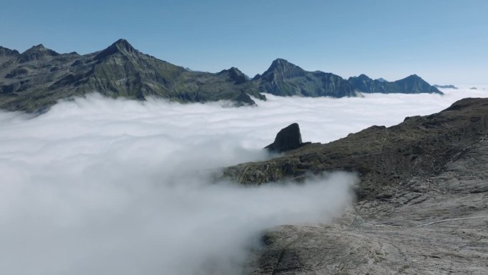 空中无人机飞行在云层之上的高山景观