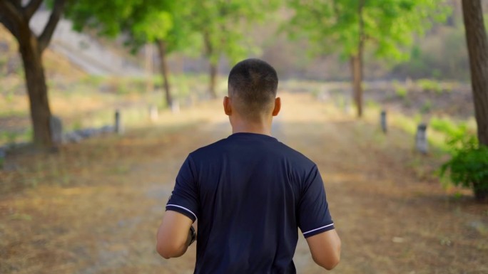 运动人男孩在日落时分独自跑在山附近进行运动训练。